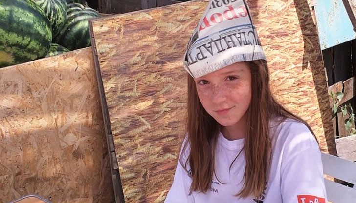 Малката Мая продава шапки от вестници по 20 стотинки, но първия ден изкарва над 20 лева