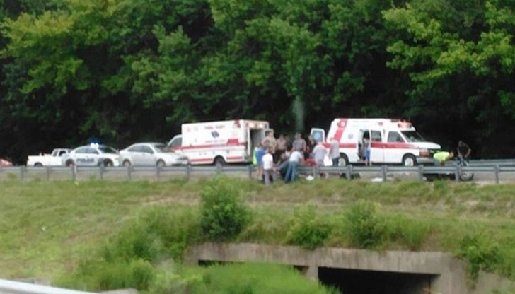 Увеличете и обърнете внимание на сянката, точно над шапката на щатския полицай