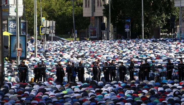 Москва отцепи улици заради байрамската молитва