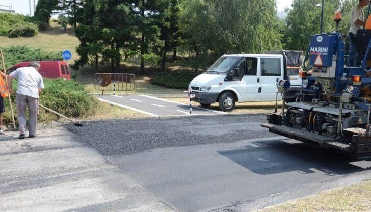 Работници цял ден подготвят трасето за Писта Русе 2016, даже премахнаха велоалея за целта