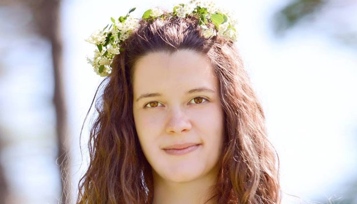 Младата дизайнерка създава прекрасни снимки и стилизирани векторни изображения, които качва в интернет с ясно послание