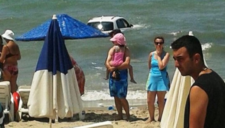 Eдин турист е загинал, а други няколко са ранени след като кола се заби в пешеходна зона в турския курортен град Кушадъса