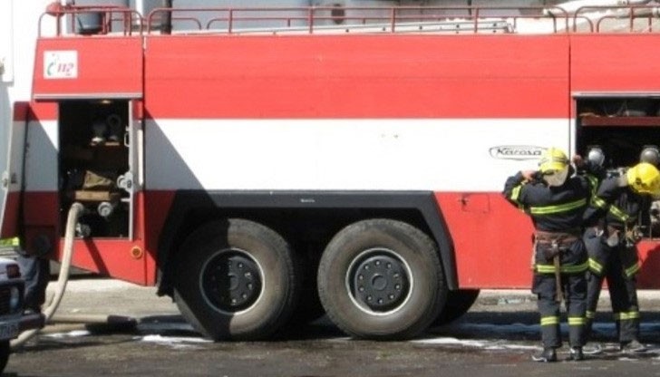 Русенските пожарникати гасиха входна врата, подпалена най-вероятно от изхвърлена цигара Русенските пожарникати гасиха входна врата, подпалена най-вероятно от изхвърлена цигара