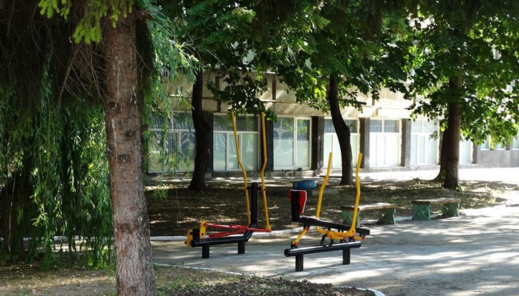 Учениците от екоклуба превърнаха стари гуми в еко арт инсталация