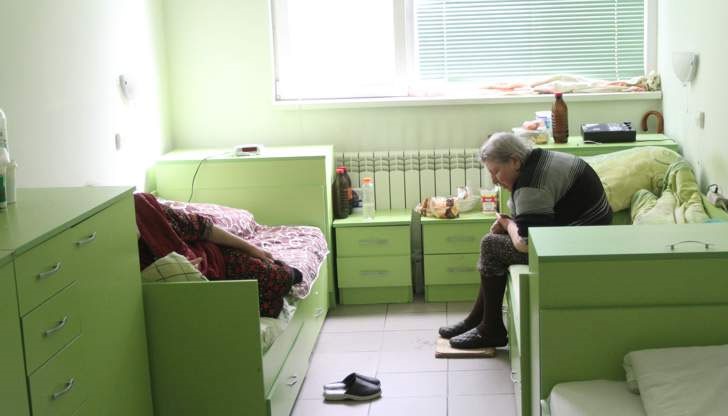 Чужденци, избрали да живеят и работят в България, пълнят старческите ни домове с възрастните си роднини