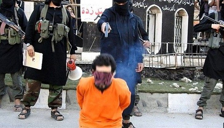 Мъж е хвърлен от сграда и доубит с камъни заради хомосексуализъм