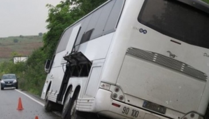Автобусът е превозвал работници на ВМЗ - Сопот