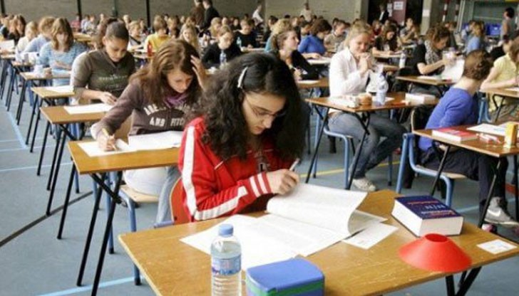 Предвиждат се два задължителни изпита
