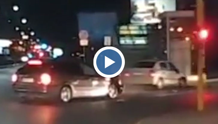 На кадрите се вижда как полицейският автомобил минава на червен светофар