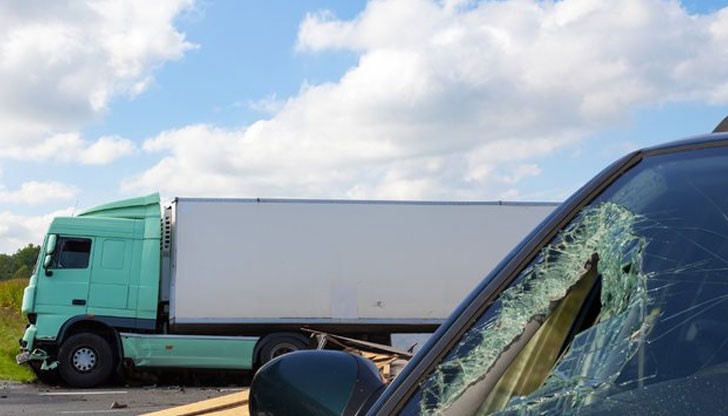 Микробус се е врязал в ТИР край Аквапарка в Слънчев бряг/ Снимката е илюстративна