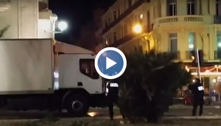 "Асошейтед прес" публикува кадри, на които се вижда как полицията в Ница стреля по шофьора на камиона