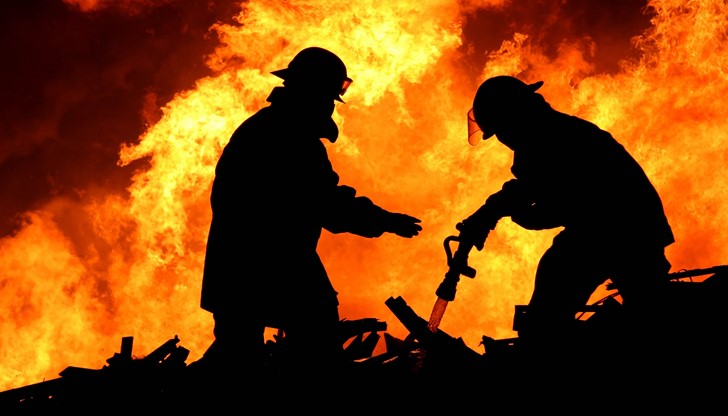 Голям пожар горя край Карнобат снощ