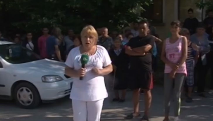 Според българското семейство атаките срещу тях са започнали заради хранителен магазин в района