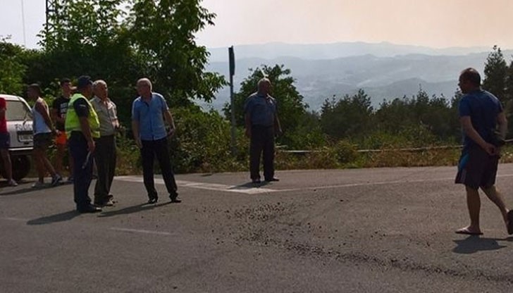 Пожарникари от Кърджали и хеликоптер са в помощ за потушаването на огромния пожар в ардинско