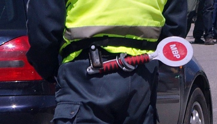 Служителите на МВР спрели за проверка "Ауди" пред заведение на улица "Велико Търново" Служителите на МВР спрели за проверка "Ауди" пред заведение на улица "Велико Търново"