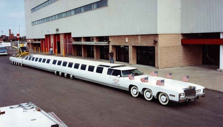 Най-дългата кола в света е лимузина с дължина 30.5 м и 26 колела