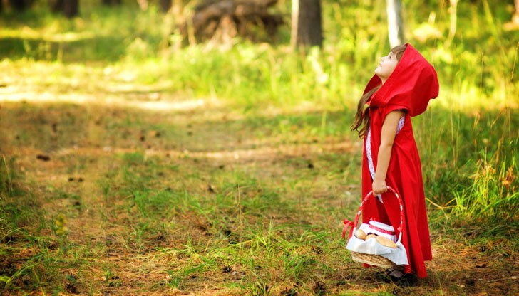 В някои стари версии на приказката Вълкът и Червената шапчица заедно изяждат бабата В някои стари версии на приказката Вълкът и Червената шапчица заедно изяждат бабата