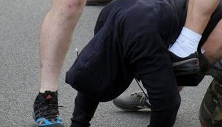 Те твърдят, че докато са пътували по пътя между селата ги засича друг автомобил Те твърдят, че докато са пътували по пътя между селата ги засича друг автомобил