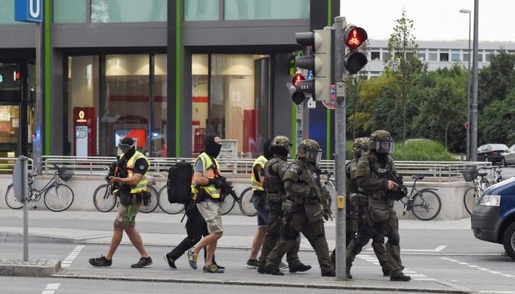 Младежът е бил застрелян с два куршума в търговския център в Мюнхен