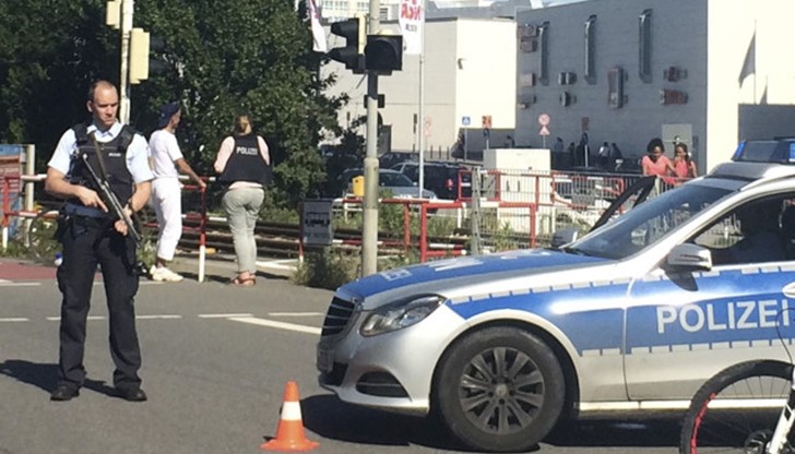 Районът около търговския център е отцепен Районът около търговския център е отцепен