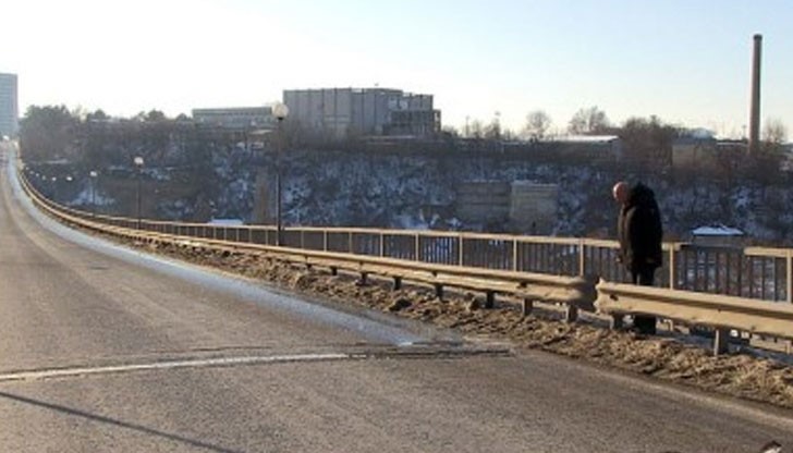 Пътната настилка на съоръжението е в сравнително добро състояние, с изключение на дилатационните фуги и герберовите стави Пътната настилка на съоръжението е в сравнително добро състояние, с изключение на дилатационните фуги и герберовите стави