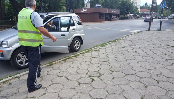 Джип „Дайхатсу“ помете 3-годишно дете в количка на пешеходна пътека