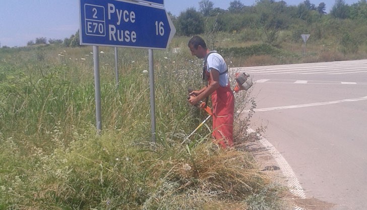 Танжу Ахмед собственоръчно окоси избуялите треви на кръстовището за селата Бъзън и Щръклево
