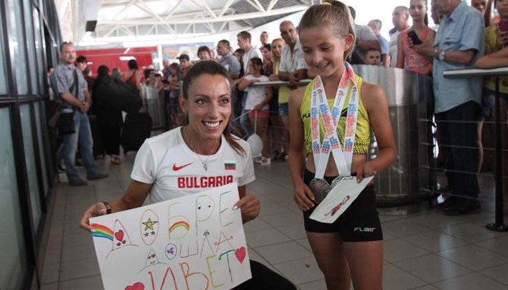 Ивет Лалова пристигна в България днес и беше посрещната на летището с бурни аплодисменти от приятели, фенове и роднини Ивет Лалова пристигна в България днес и беше посрещната на летището с бурни аплодисменти от приятели, фенове и роднини