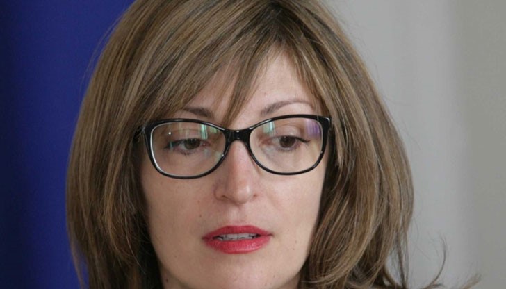 Електронният фиш е издаден на Захариева, в качеството й на представител на Министерството на правосъдието