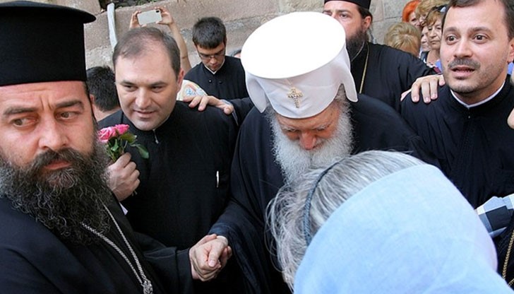 В стремежа си да получат благословия!