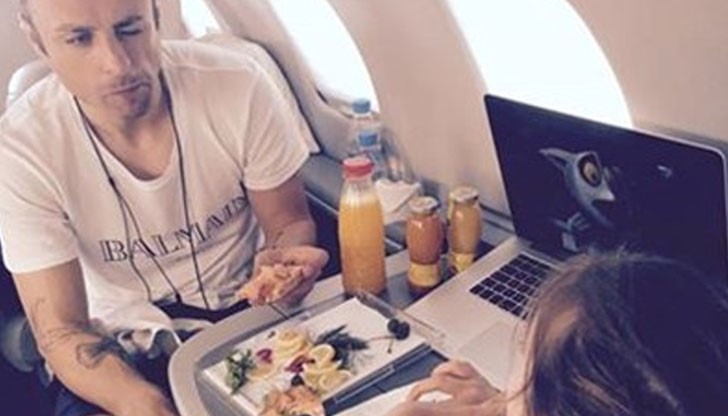 Футболистът пусна в социалните мрежи снимка от самолета, на която се вижда, че се забавлява заедно с една от дъщерите си