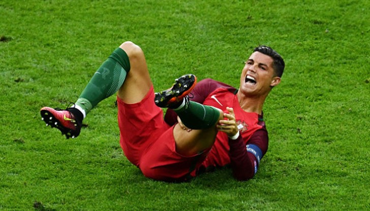 Капитанът на Португалия Кристиано Роналдо получи контузия по време на финала на Евро 2016 срещу Франция