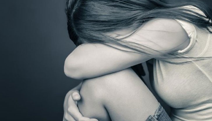 Ръцете на жертвата били държани отзад и тя е била принуждавана да прави насила орална любов с младежите