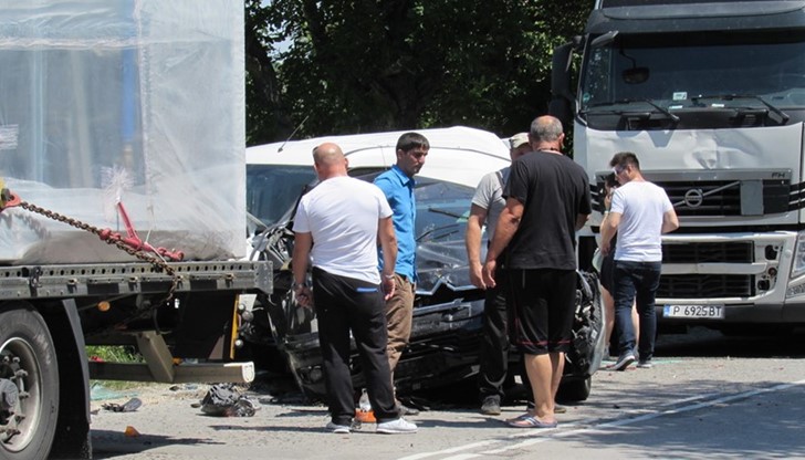 Днес по-рано жестока катастрофа между два тира и три леки коли затвори  пътя Русе - Бяла