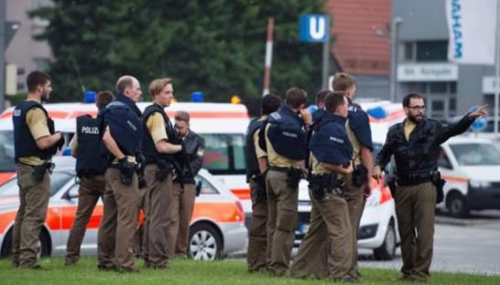 Ранени са 16 други души, трима от които са с опасност за живота Ранени са 16 други души, трима от които са с опасност за живота