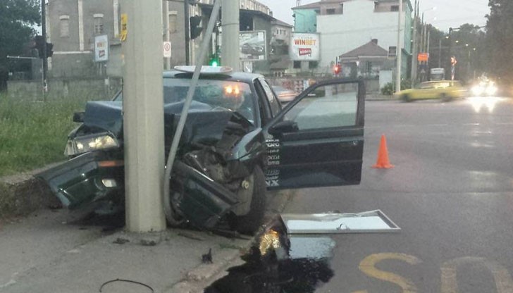 Пежо се блъсна челно в стълб на булевард "Цар Освободител"