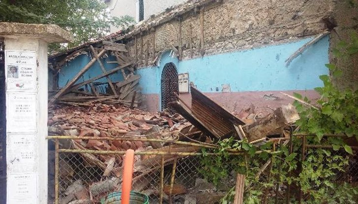 Часове, след като 50 души присъстваха на опело в храма, отдавна чакащ ремонт, падна дървеният наве