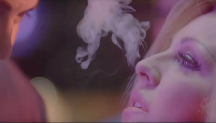 В новия си клип певицата има сцени, в които пуши трева