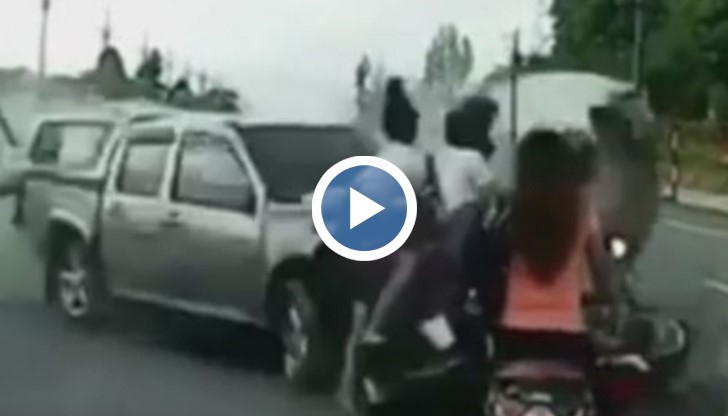 Видеото е записано от видеорегистратор на автомобил, който е стоял отзад