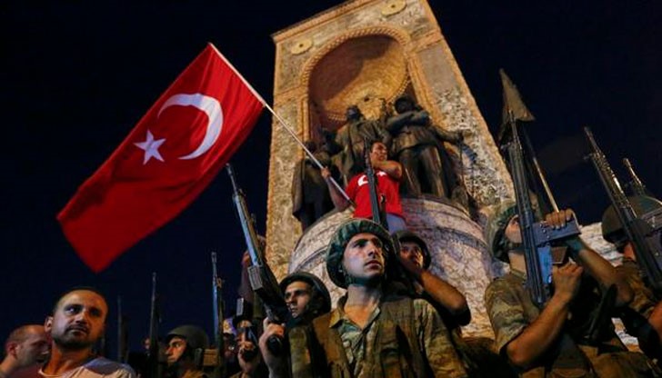 Мащабните чистки в страната продължават и е въведено военно положение Мащабните чистки в страната продължават и е въведено военно положение