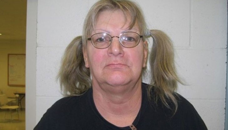 59-годишната Линда Томпсън извършила обира, изхвърлила парите през прозореца и спокойно изчакала пристигането на полицията 59-годишната Линда Томпсън извършила обира, изхвърлила парите през прозореца и спокойно изчакала пристигането на полицията