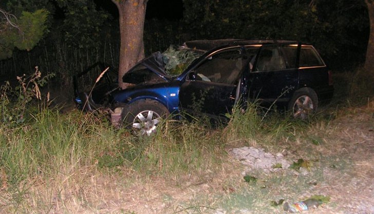 Късно снощи по пътя между Лозница и село Синя вода  23-годишен водач излиза вдясно от пътното платно и се удря в дърво