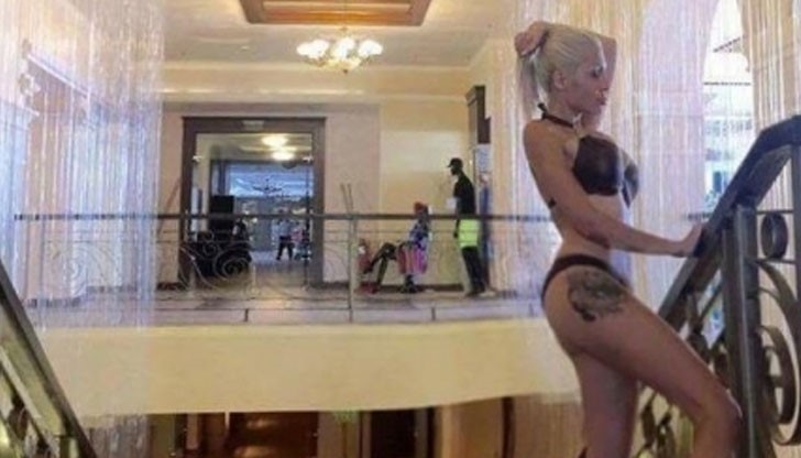 Без грам да ѝ пука, силиконката се разкрачи за снимка, а на заден план се виждат изумени погледи на случайни минувачи