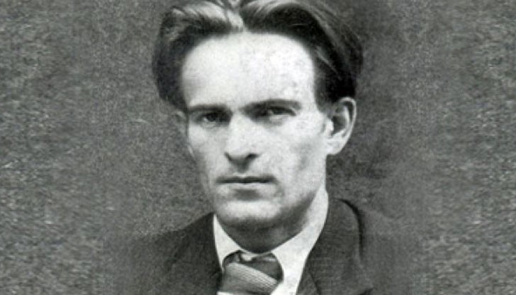 Поетът е разстрелян на 23 юли 1942 година