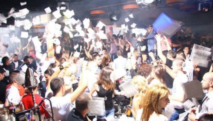 В Гърция чупят чинии, в България хвърляме салфетки! В Гърция чупят чинии, в България хвърляме салфетки!