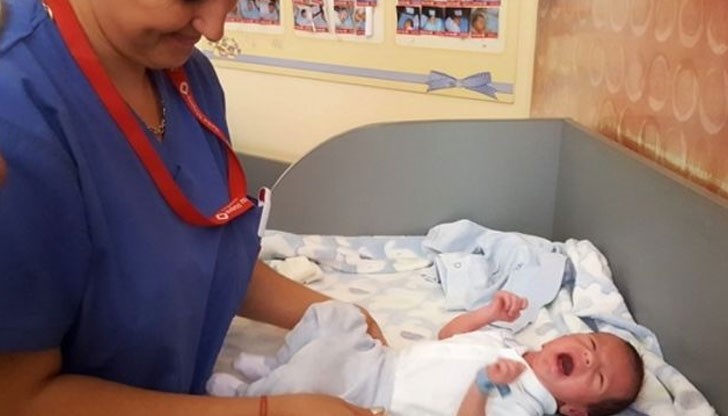 Лекарите спасяват малкия Теодор, който е дишал трудно след раждането