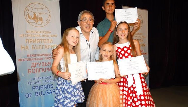 Децата от вокална група "Слъце" се представиха с по две песни