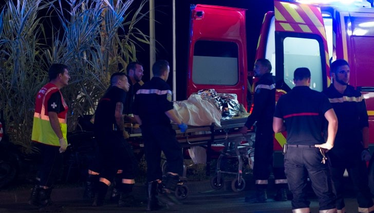 "Ислямска държава" пое отговорност за атаката, при която камион е карал в продължение на два километра през огромната тълпа гледаща зарята