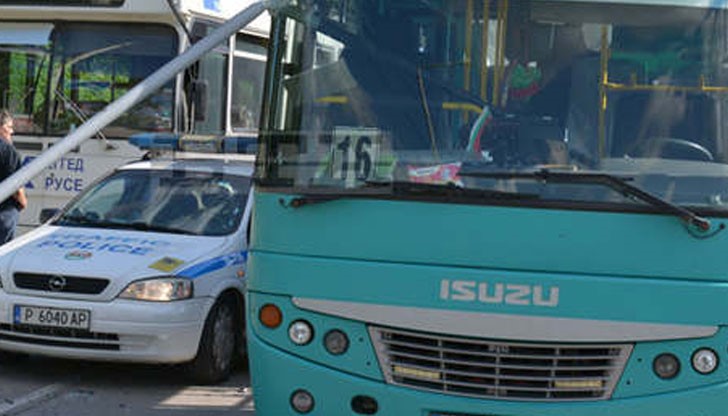 Автобус "Исузу", рязко намалява скоростта, в резултат на което жена пада на пода в автобуса