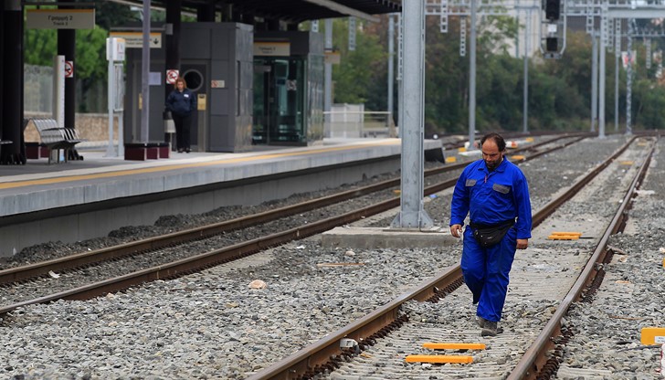 Международните бързи влакове, които пътуват през деня между България и Гърция, ще се движат само между София и Кулата Международните бързи влакове, които пътуват през деня между България и Гърция, ще се движат само между София и Кулата